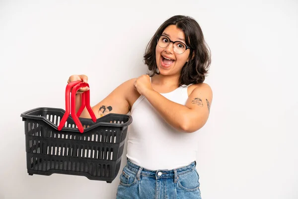 Hispanic Pretty Girl Feeling Happy Facing Challenge Celebrating Empty Shopping — Foto Stock