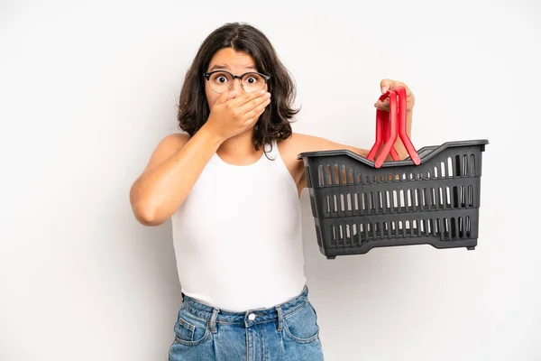 Hispanic Pretty Girl Covering Mouth Hands Shocked Empty Shopping Basket — Stockfoto