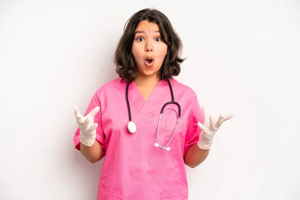 Hispanic Pretty Girl Looking Puzzled Confused Nurse Concept — 스톡 사진