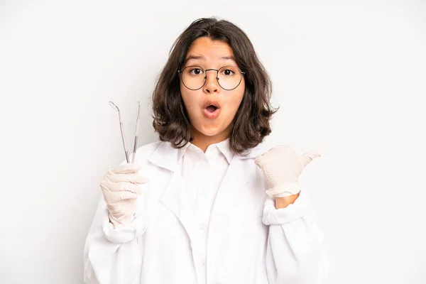 Hispanic Pretty Girl Amazed Shocked Astonished Unbelievable Surprise Dentist Student —  Fotos de Stock