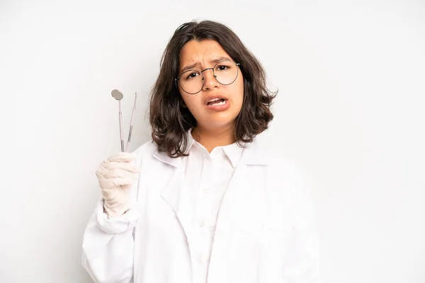 Hispanic Pretty Girl Thinking Feeling Doubtful Confused Dentist Student Concept — Fotografia de Stock