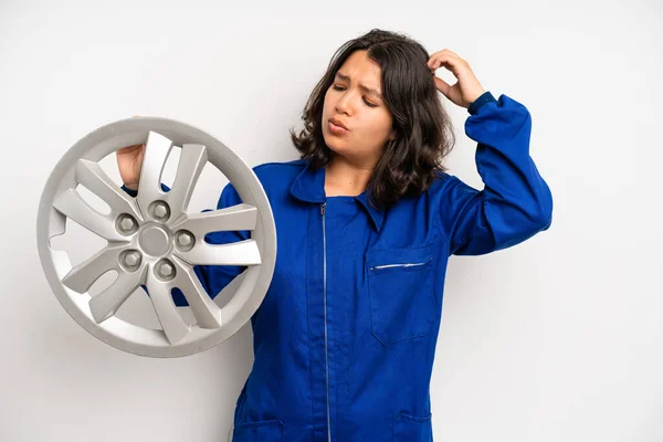 Hispanic Pretty Girl Feeling Puzzled Confused Doubting Car Mechanic Employee — Stock Fotó