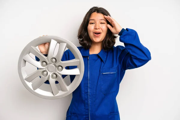Hispanic Pretty Girl Feeling Happy Astonished Something Unbelievable Car Mechanic — Stock Fotó