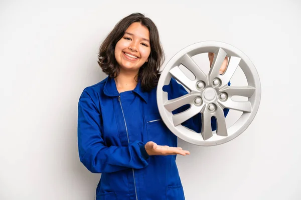 Hispanic Pretty Girl Profile View Thinking Imagining Daydreaming Car Mechanic — Stock Fotó
