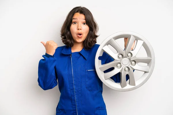 Hispanic Pretty Girl Shouting Aggressively Looking Very Angry Car Mechanic — Stockfoto