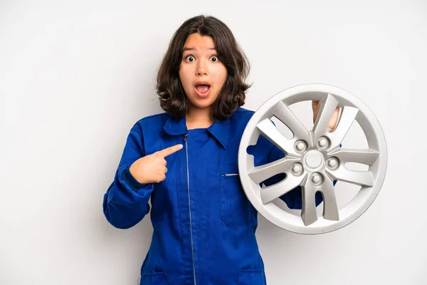 Hispanic Pretty Girl Looking Puzzled Confused Car Mechanic Employee — Stock Fotó