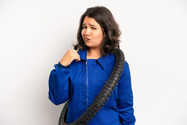 Hispanic Pretty Girl Looking Excited Surprised Pointing Side Bike Mechanic — Stock fotografie