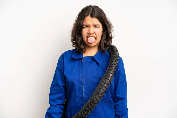 Hispanic Pretty Girl Screaming Hands Air Bike Mechanic Concept — Stock Photo, Image