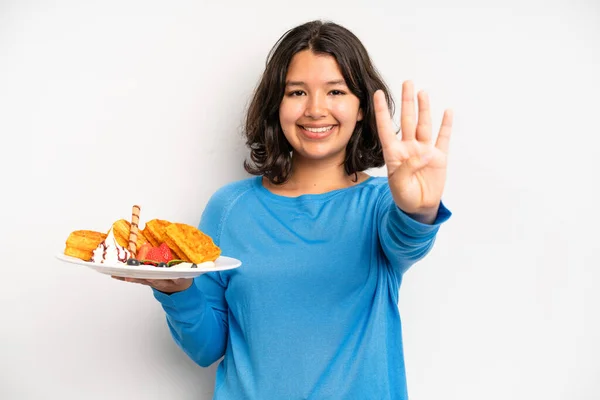 Hispanic Pretty Girl Smiling Looking Friendly Showing Number Five Waffles — Stockfoto