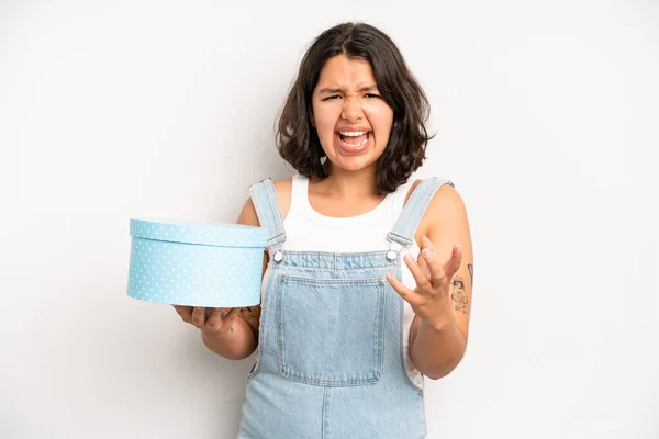 Hispanic Pretty Girl Amazed Shocked Astonished Unbelievable Surprise Gift Box — Stock Photo, Image