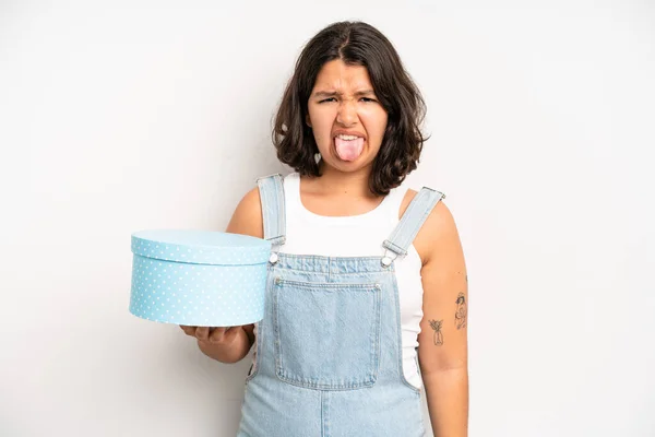 Hispanic Pretty Girl Screaming Hands Air Gift Box Concept — Stock Photo, Image