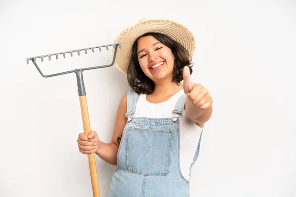 Hispanic Pretty Girl Looking Serious Showing Open Palm Making Stop — Stockfoto