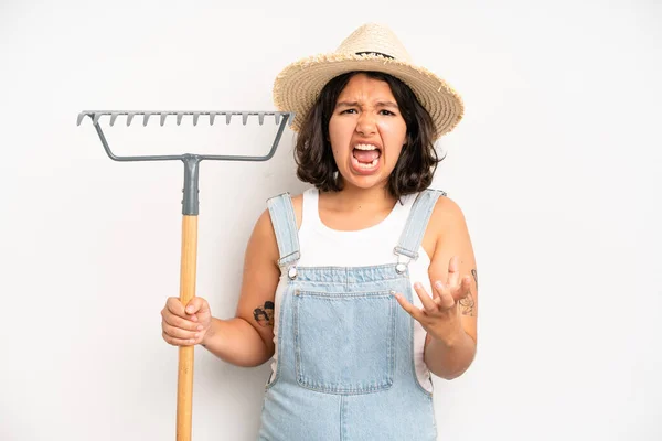 Hispanic Pretty Girl Amazed Shocked Astonished Unbelievable Surprise Farmer Rake — Stockfoto