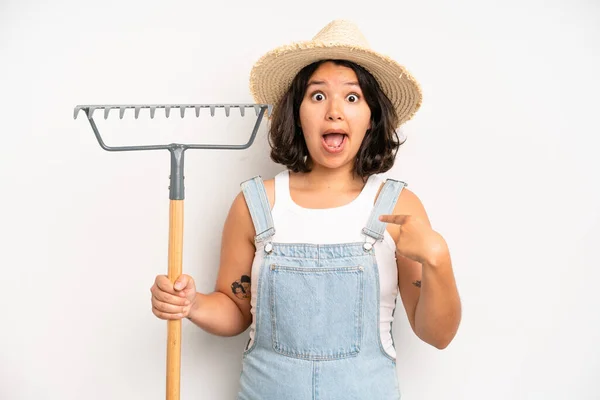 Hispanic Pretty Girl Looking Puzzled Confused Farmer Rake Concept — Stock fotografie