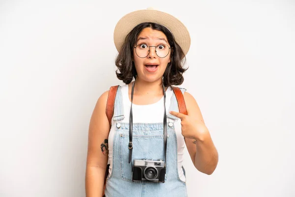 Hispanic Pretty Girl Looking Shocked Surprised Mouth Wide Open Pointing — Fotografia de Stock