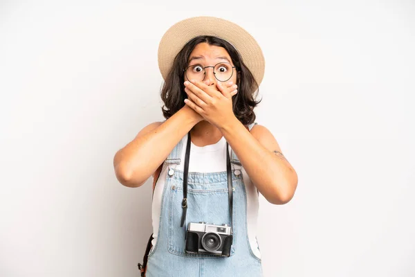Hispanic Pretty Girl Covering Mouth Hands Shocked Photographer Concept — Zdjęcie stockowe