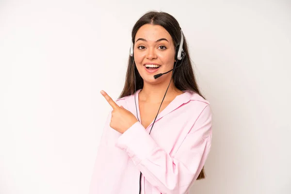 Hispanic Pretty Woma Feeling Puzzled Confused Scratching Head Telemarketer Concept — Stockfoto