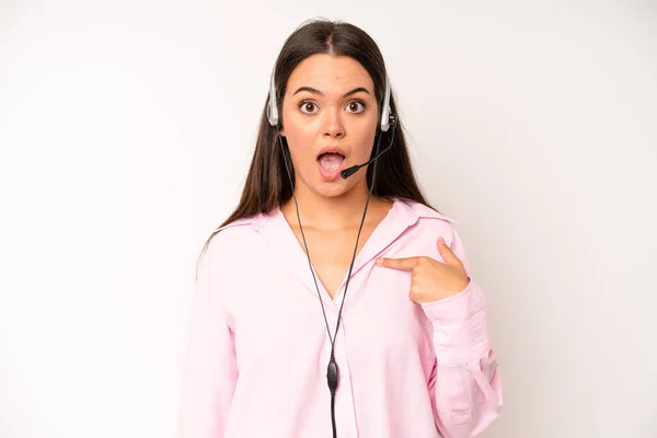 Hispanic Pretty Woma Feeling Proud Smiling Positively Thumbs Telemarketer Concept — Stockfoto