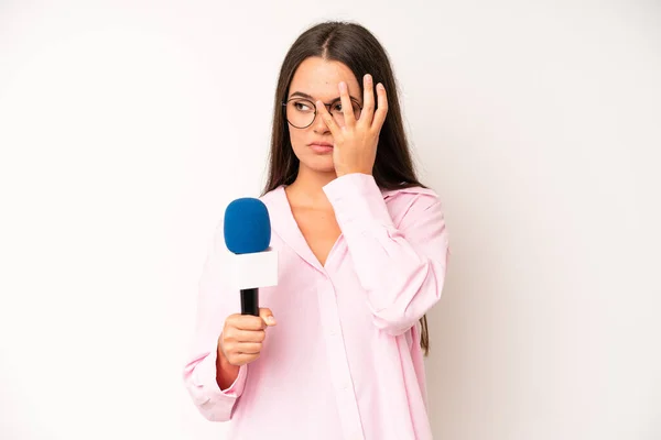 Hispanic Pretty Woma Looking Very Shocked Surprised Journalist Microphone — Stockfoto