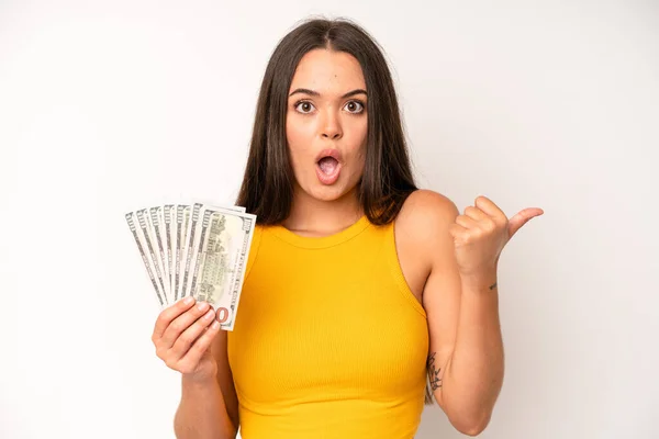 Hispanic Pretty Woma Feeling Puzzled Confused Doubting Dollar Banknotes Concept — Stockfoto