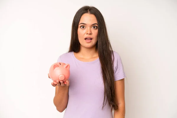 Hispanic Pretty Woma Looking Surprised Realizing New Thought Idea Concept — Foto Stock