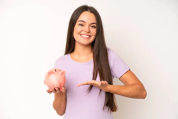 Hispanic Pretty Woma Feeling Extremely Shocked Surprised Piggy Bank Savings — Fotografia de Stock