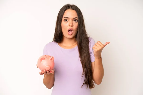 Hispanic Pretty Woma Feeling Puzzled Confused Doubting Piggy Bank Savings — Foto de Stock