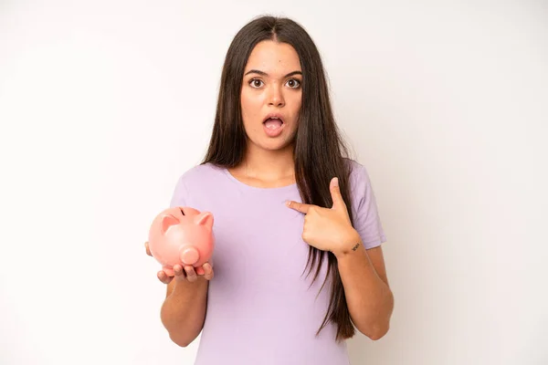 Hispanic Pretty Woma Feeling Proud Smiling Positively Thumbs Piggy Bank — Stock fotografie