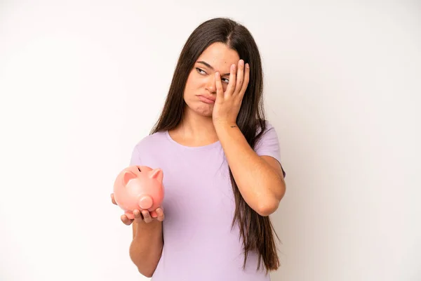 Hispanic Pretty Woma Looking Very Shocked Surprised Piggy Bank Savings — Stockfoto
