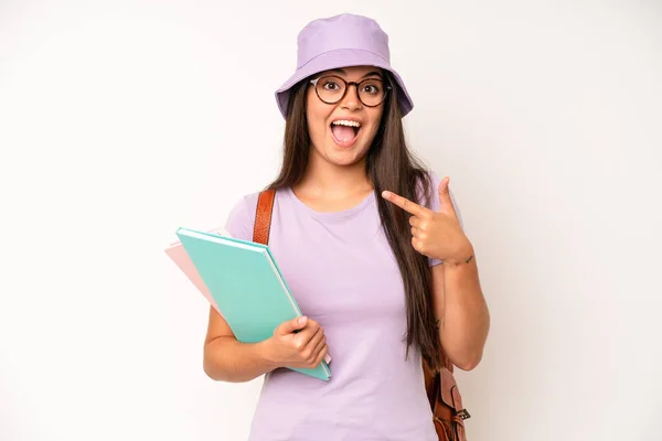 Hispanic Pretty Woma Feeling Puzzled Confused Scratching Head University Student — Foto Stock