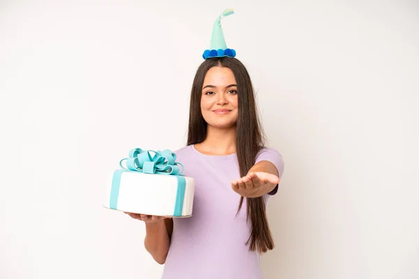 Hispanic Pretty Woma Amazed Shocked Astonished Unbelievable Surprise Birthday Cake — Fotografia de Stock