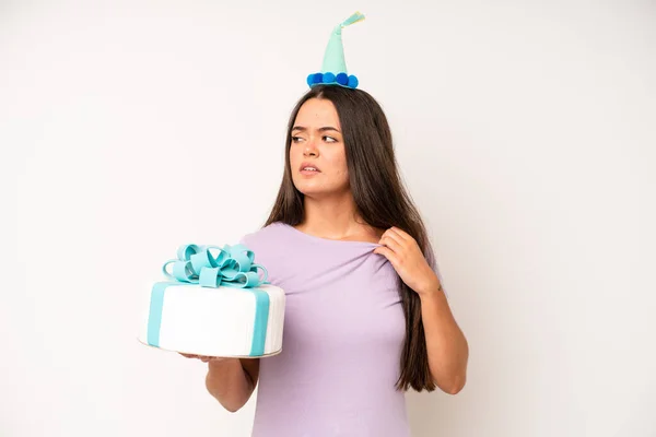 Hispanic Pretty Woma Feeling Happy Surprised Realizing Solution Idea Birthday — Stockfoto