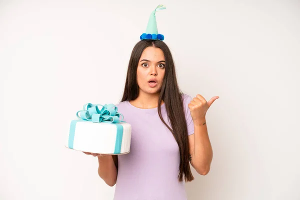 Hispanic Pretty Woma Feeling Puzzled Confused Doubting Birthday Cake Celebration — Foto de Stock