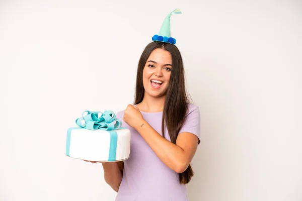 Hispanic Pretty Woma Feeling Happy Astonished Something Unbelievable Birthday Cake — Fotografia de Stock