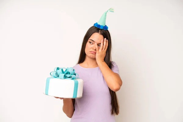 Hispanic Pretty Woma Looking Very Shocked Surprised Birthday Cake Celebration — Foto Stock