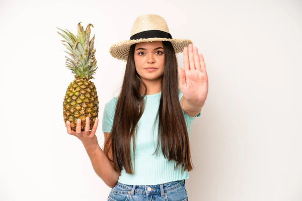 Hispanic Pretty Woma Looking Astonished Disbelief Pineapple Summer Concept — Foto de Stock