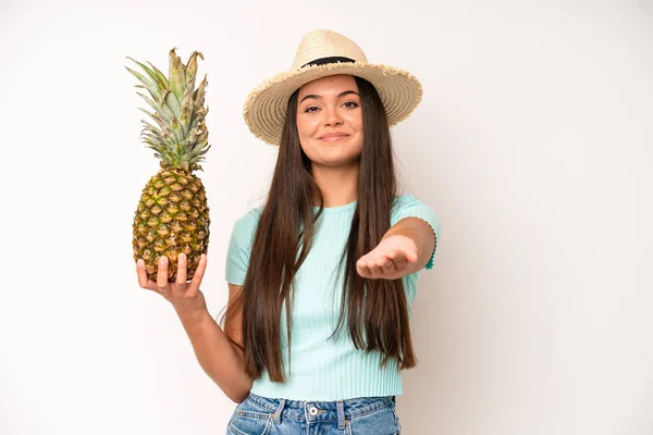 Hispanic Pretty Woma Amazed Shocked Astonished Unbelievable Surprise Pineapple Summer — Foto de Stock