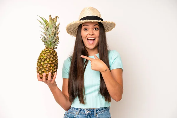 Hispanic Pretty Woma Feeling Puzzled Confused Scratching Head Pineapple Summer — Foto de Stock