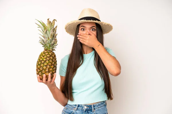 Hispanic Pretty Woma Feeling Confused Puzzled Showing You Insane Pineapple — Foto de Stock