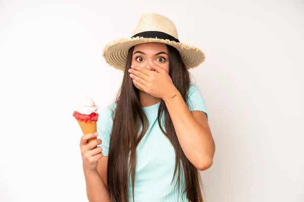 Латиноамериканка Чувствует Себя Растерянной Озадаченной Показывая Сумасшедшая Мороженое Летняя Концепция — стоковое фото