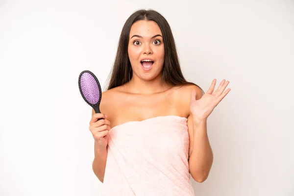 Hispanic Pretty Woma Feeling Shocked Scared Hair Care Concept — Stockfoto