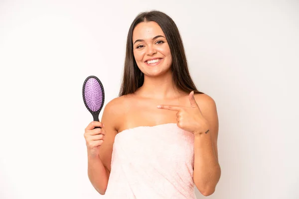 Hispanic Pretty Woma Shouting Aggressively Angry Expression Hair Care Concept — Fotografia de Stock