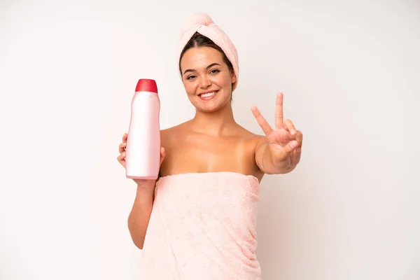 Hispanic Pretty Woma Smiling Confidently Pointing Own Broad Smile Shower — Stockfoto