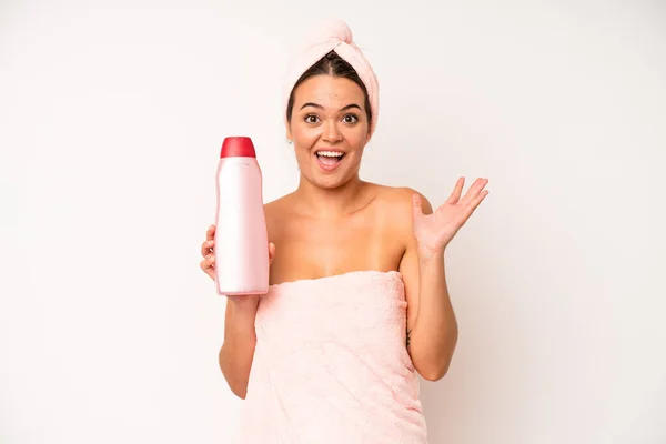 Hispanic Pretty Woma Feeling Shocked Scared Shower Hair Product Concept — Photo