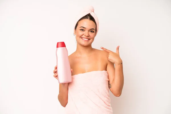 Hispanic Pretty Woma Smiling Happily Hand Hip Confident Shower Hair — Stockfoto