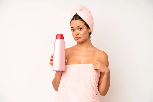 Hispanic Pretty Woma Smiling Happily Daydreaming Doubting Shower Hair Product — Stockfoto