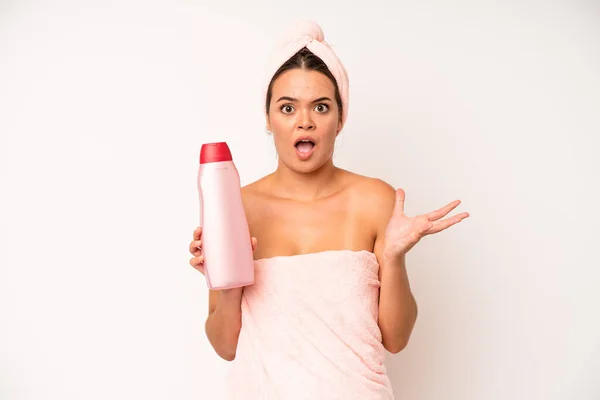 Hispanic Pretty Woma Smiling Happy Confident Expression Hand Chin Shower — Stockfoto