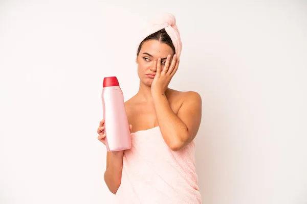 Hispanic Pretty Woma Looking Very Shocked Surprised Shower Hair Product — Stockfoto