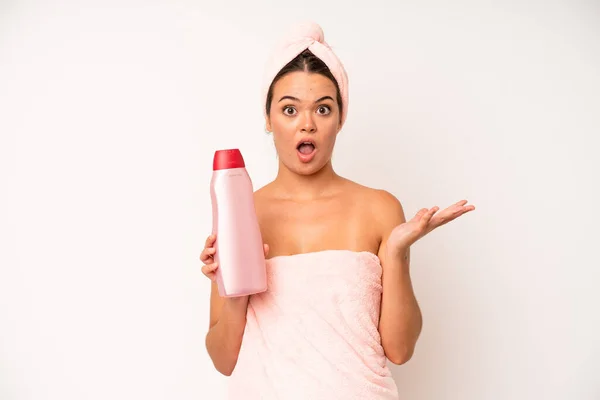 Hispanic Pretty Woma Feeling Angry Annoyed Rebellious Aggressive Shower Hair — Stockfoto