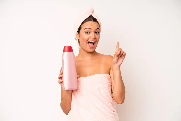 Hispanic Pretty Woma Smiling Looking Friendly Showing Number One Shower — Stockfoto